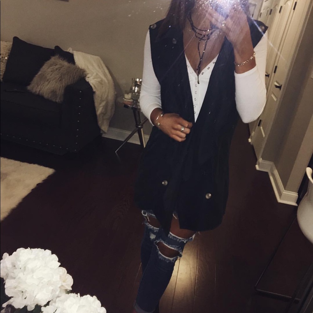 Essue size small grey vest with buttons